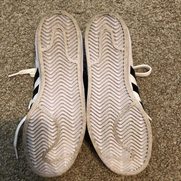Women’s Adidas Superstars size 7 - Picture 3 of 4